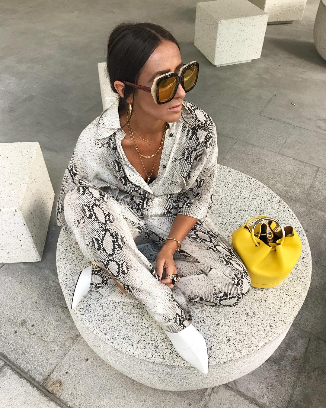 La historia se repite con este otro conjunto de Zara, también con 'animal print' de serpiente pero en color gris. Mientras Carmen lo combina con sus deportivas favoritas y un bolso de rafia, Laura apuesta por unos botines blancos y un chute de color gracias a un bolso amarillo tipo bombonera.