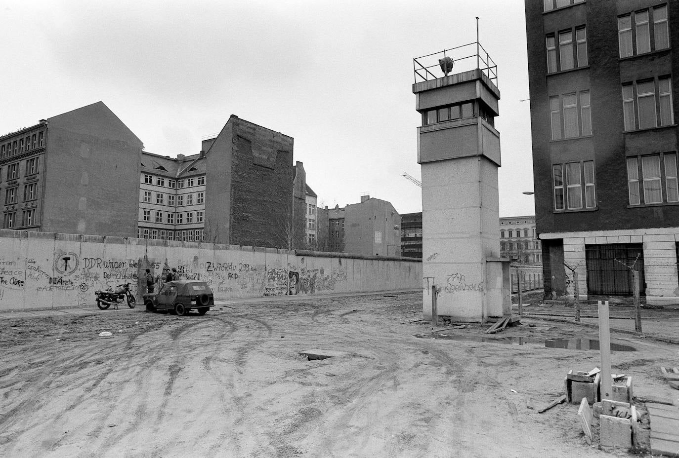 (8) Antes: Los soldados fronterizos de Alemania Oriental están parados en la frontera en Zimmerstrasse / Charlottenstrasse junto al Muro de Berlín, el 10 de marzo de 1990.