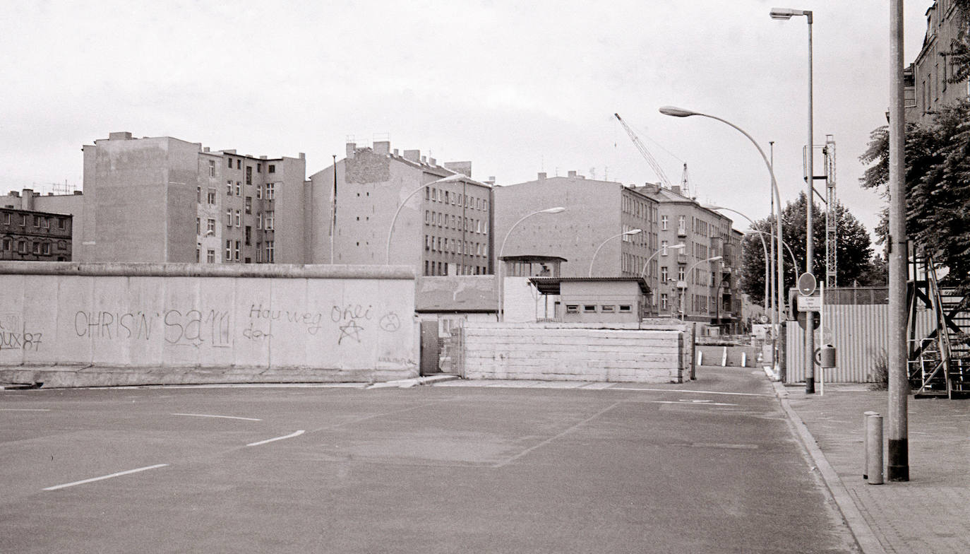 (1) Antes: Una vista general muestra el puesto de control de la frontera de Alemania Oriental Chausseestrasse con el Muro de Berlín, el 5 de junio de 1989.