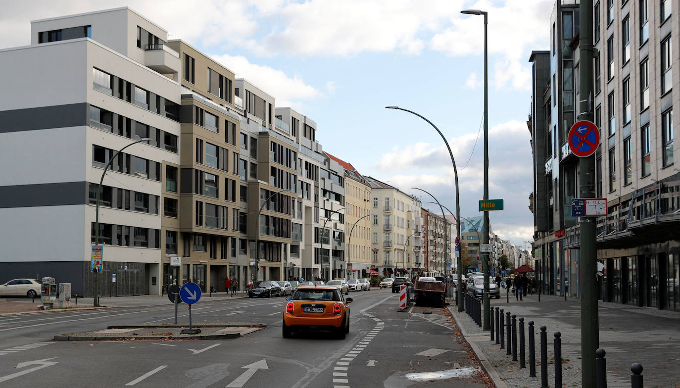 (1) Despues: Vista del Chausseestrasse / Liesenstrasse en Berlín, el 30 de octubre de 2019.