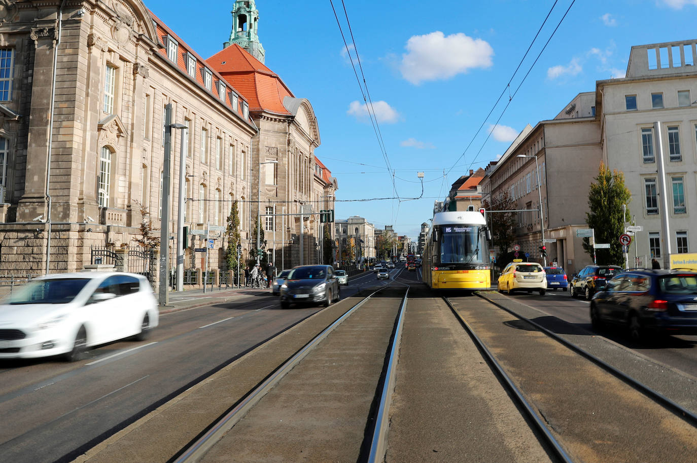 (4) Vista general muestra Invalidenstrasse en Berlín, Alemania.