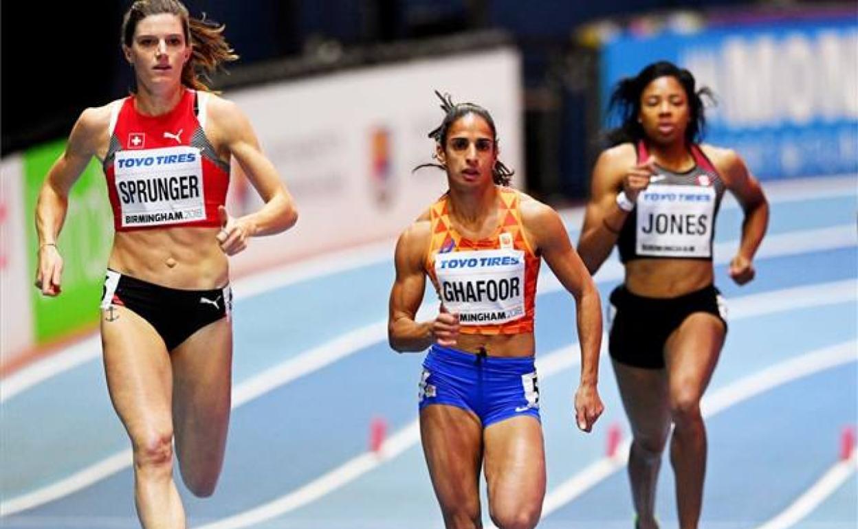 Ghafoor, en el centro, en los Mundiales de Pista Cubierta de Birmingham el pasado año.