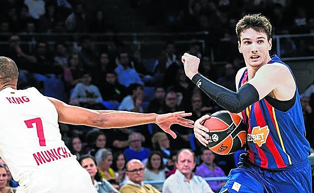 Matt Janning gana la espalda de Alex King para encarar el aro en el partido en el que comenzó su mejoría. 