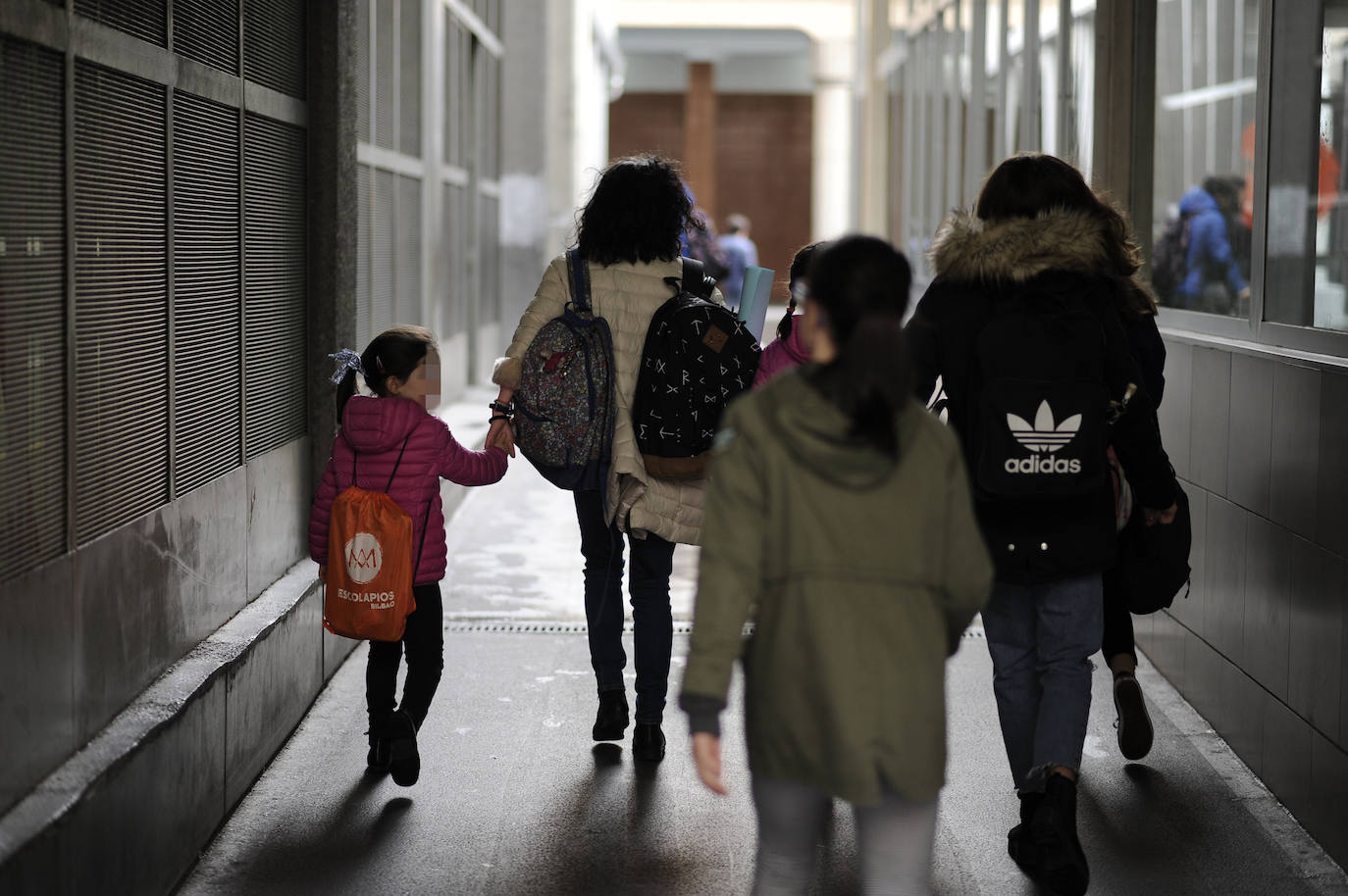 Madres y alumnas, en colegio Escolapios de Bilbao.