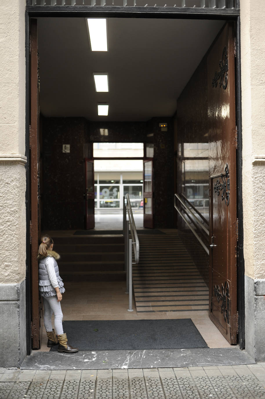 Esta primera jornada de huelga está cargada de dudas. Una niña espera en la puerta de Escolapios.