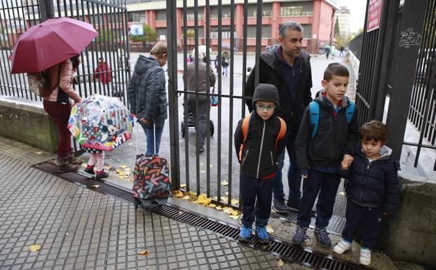 David Fernández junto a sus hijos Iker, Jon y Julen. 