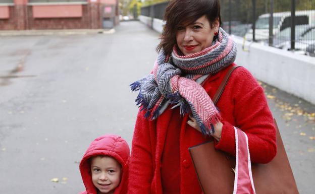 Edurne Gorostiza con su niña, en el colegio Escolapios. 