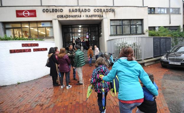 Alumnos de Corazonistas acuden a clase. 