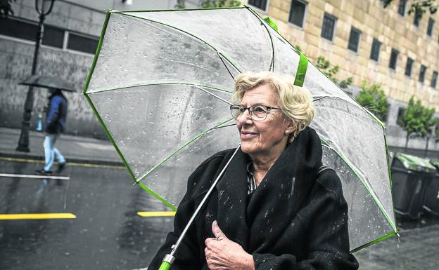 Manuela Carmena pasea bajo la lluvia por el centro de Bilbao.