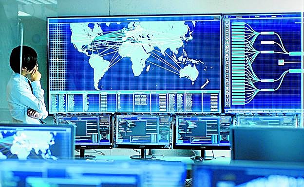Mundo virtual. Cuartel general y centro de pantallas de una unidad de control de bases informáticas. 