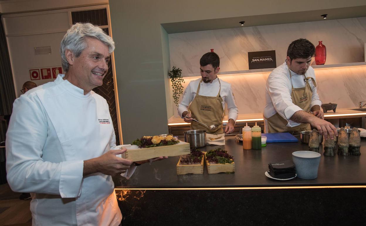 Canales muestra una receta cocinada en el restaurante. 