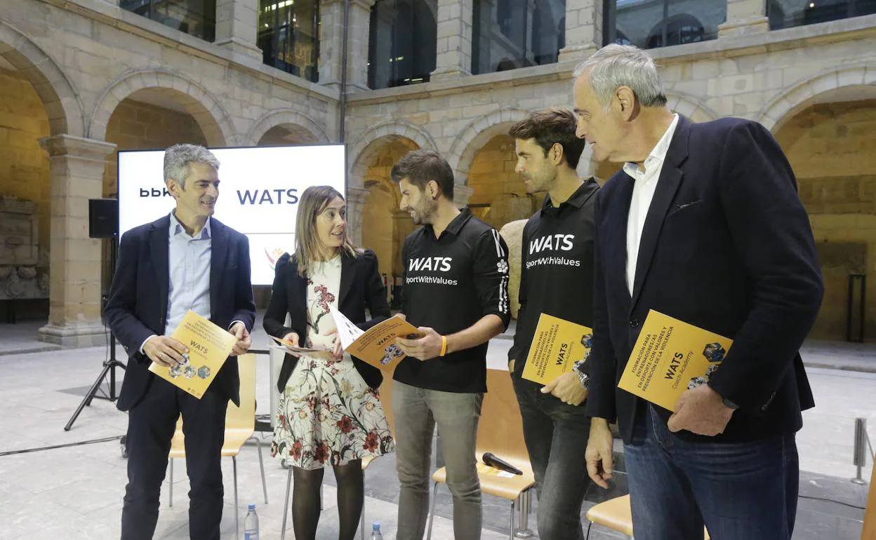 De izquierda a derecha, Lander Beloki (decano de Empresariales de Mondragon Unibertsitatea), Nora Sarasola (directora de la Fundación BBK), Alex Navarro (WATS), Xabi Prieto y Koldo Mendia (presidente de la Federación Vizcaína de Baloncesto.)