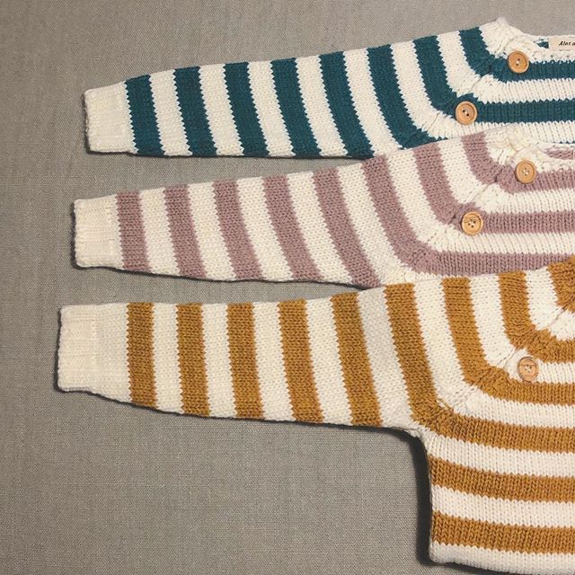 Detrás del trabajo de Alas de Rayas se encuentran Marta y Paloma, dos madres emprendedoras con muchas ganas de dar rienda suelta a su espíritu creativo. Desde abril de 2017 se han esmerado en fundar y hacer crecer un proyecto con sello propio dirigido a un público que les apasiona: los niños. ¿Entre sus propuestas? Unos jerséis de punto y unas sudaderas de algodón orgánico que, según Ana, «son una pasada y siempre llaman la atención». La asesora de imagen es una asidua a esta firma ya que, como madre y amante de la moda, también les gusta transmitir su pasión a sus hijos.