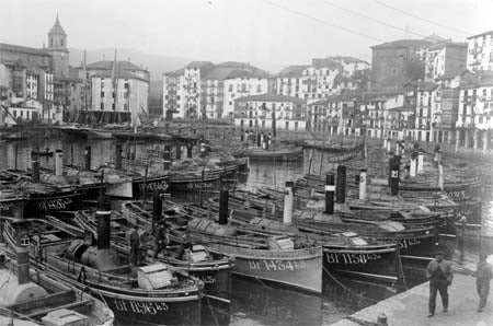 Vista del puerto de Bermeo a finales del siglo XIX.