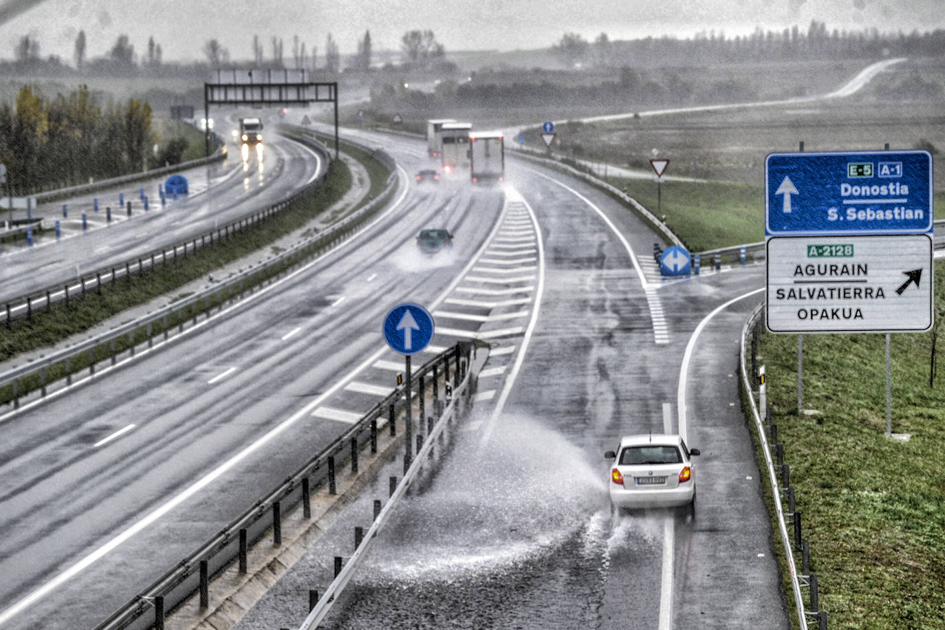 Fotos: Primeras nieves y persistentes lluvias en Álava