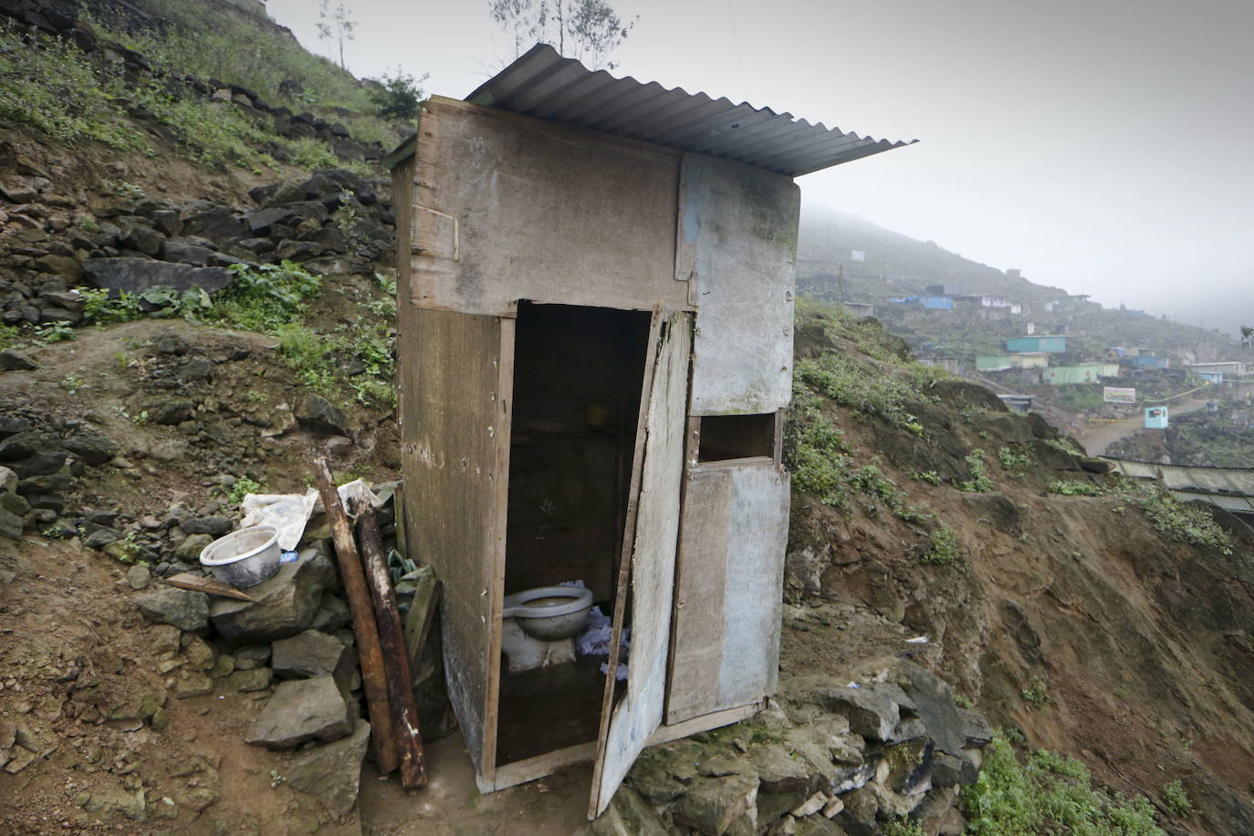 Un inodoro frente a la casa una familia a las afueras de Lima, Perú.