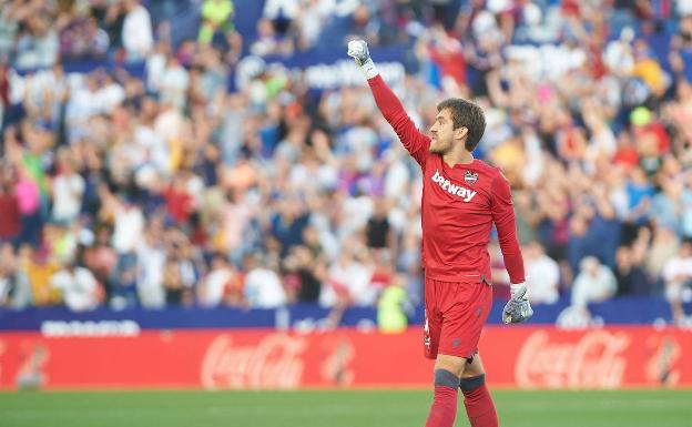 Aitor Fernández impate instrucciones en un partido del Levante.