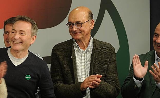 El diputado peneuvista Mikel Legarda, durante la noche electoral..