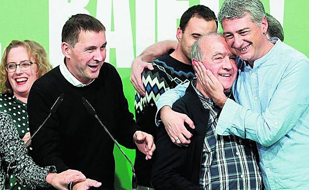 Oskar Matute abraza a Iñaki Ruiz de Pinedo en presencia del coordinador general de EH Bildu, Arnaldo Otegi.