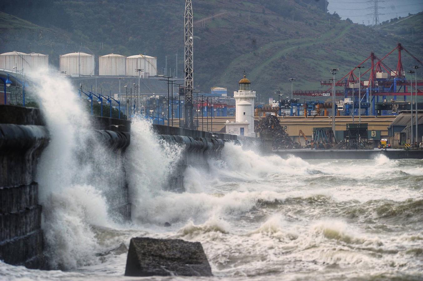 Fotos: Fuerte oleaje en la costa vizcaína | El Correo