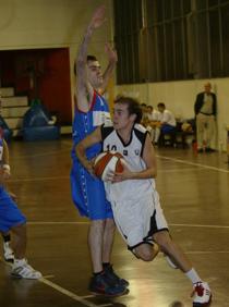 Imagen secundaria 2 - Pretemporada del Baskonia en los años setenta. Araba al completo. Partido del UPV Álava. 