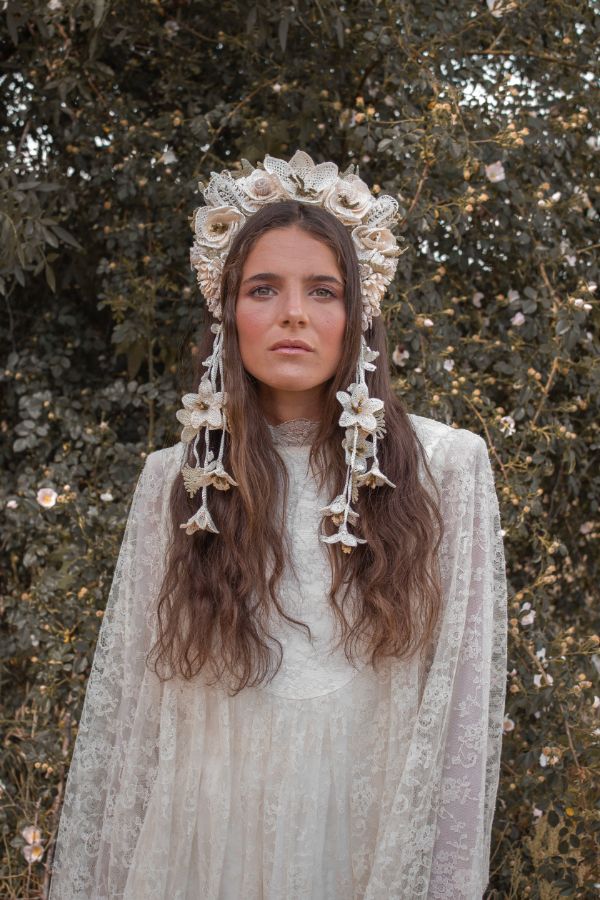 ¿Y qué decir de Verbena Madrid? Esta firma de accesorios se ha ganado el corazón de todas las españolas, gracias sus coloridas y originales diademas, pendientes y bolsos de confección 'made in Spain'. Sus fundadoras, Cristina Criado y Carmen García, comenzaron a desarrollar este proyecto en 2016 con la motivación de potenciar esa artesanía española que estaba a punto de desaparecer. Hoy, son un éxito sin precedentes en nuestro país. Ana Vijandi, asegura que le fascinan sus diademas y que, cualquiera de sus pendientes «son capaces de dar ese toque único para hacer especial cualquier look».