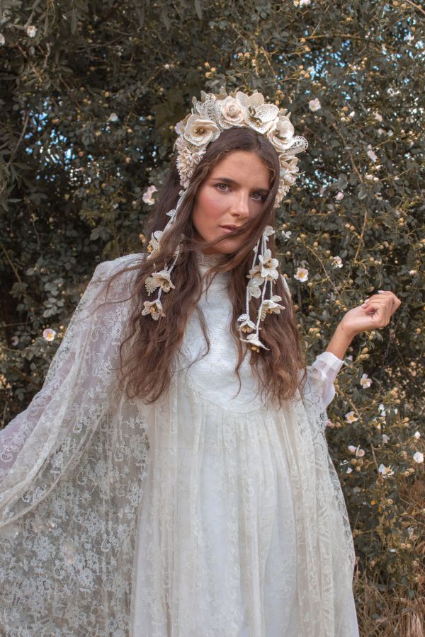 ¿Y qué decir de Verbena Madrid? Esta firma de accesorios se ha ganado el corazón de todas las españolas, gracias sus coloridas y originales diademas, pendientes y bolsos de confección 'made in Spain'. Sus fundadoras, Cristina Criado y Carmen García, comenzaron a desarrollar este proyecto en 2016 con la motivación de potenciar esa artesanía española que estaba a punto de desaparecer. Hoy, son un éxito sin precedentes en nuestro país. Ana Vijandi, asegura que le fascinan sus diademas y que, cualquiera de sus pendientes «son capaces de dar ese toque único para hacer especial cualquier look».