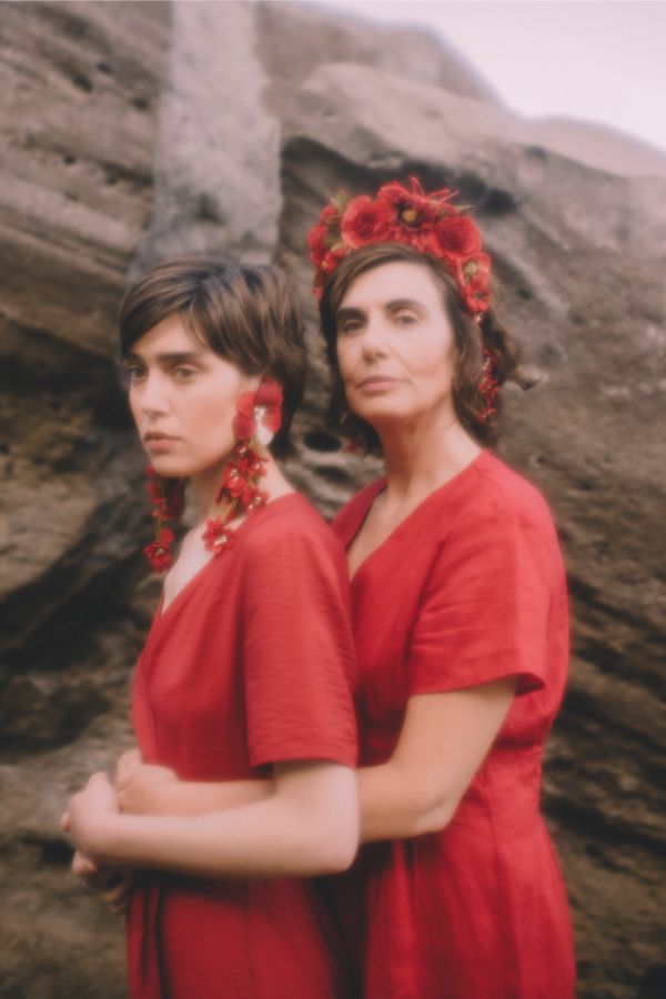 ¿Y qué decir de Verbena Madrid? Esta firma de accesorios se ha ganado el corazón de todas las españolas, gracias sus coloridas y originales diademas, pendientes y bolsos de confección 'made in Spain'. Sus fundadoras, Cristina Criado y Carmen García, comenzaron a desarrollar este proyecto en 2016 con la motivación de potenciar esa artesanía española que estaba a punto de desaparecer. Hoy, son un éxito sin precedentes en nuestro país. Ana Vijandi, asegura que le fascinan sus diademas y que, cualquiera de sus pendientes «son capaces de dar ese toque único para hacer especial cualquier look».