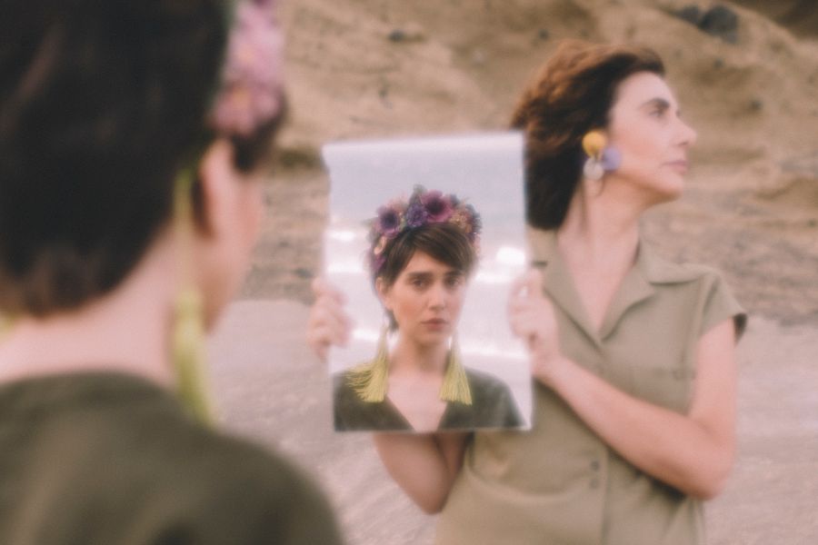 ¿Y qué decir de Verbena Madrid? Esta firma de accesorios se ha ganado el corazón de todas las españolas, gracias sus coloridas y originales diademas, pendientes y bolsos de confección 'made in Spain'. Sus fundadoras, Cristina Criado y Carmen García, comenzaron a desarrollar este proyecto en 2016 con la motivación de potenciar esa artesanía española que estaba a punto de desaparecer. Hoy, son un éxito sin precedentes en nuestro país. Ana Vijandi, asegura que le fascinan sus diademas y que, cualquiera de sus pendientes «son capaces de dar ese toque único para hacer especial cualquier look».