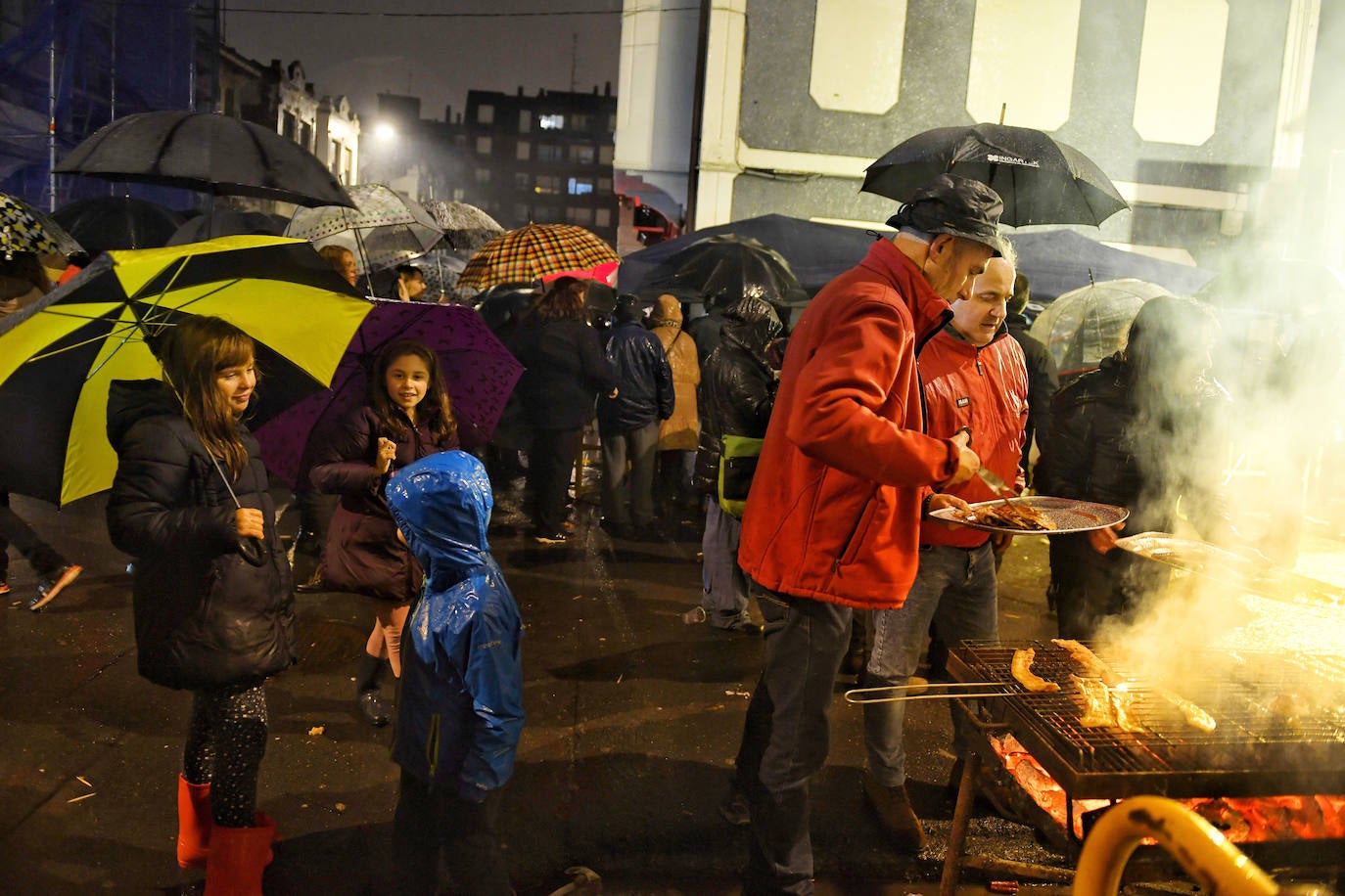 Fotos: Cientos de personas celebran junto a Vitori la victoria frente a los okupas en Repélega