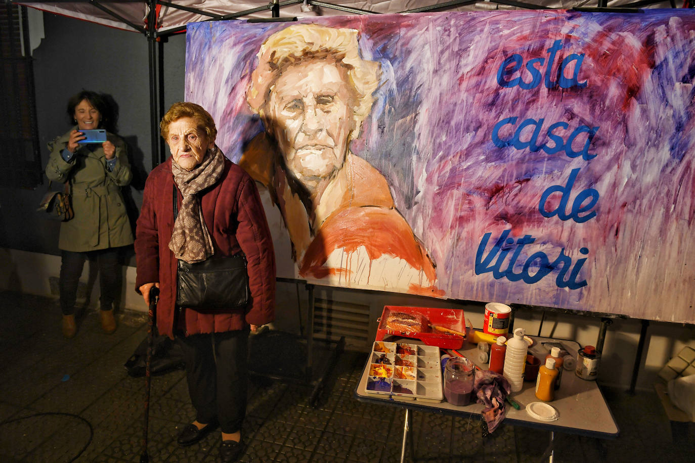 Fotos: Cientos de personas celebran junto a Vitori la victoria frente a los okupas en Repélega