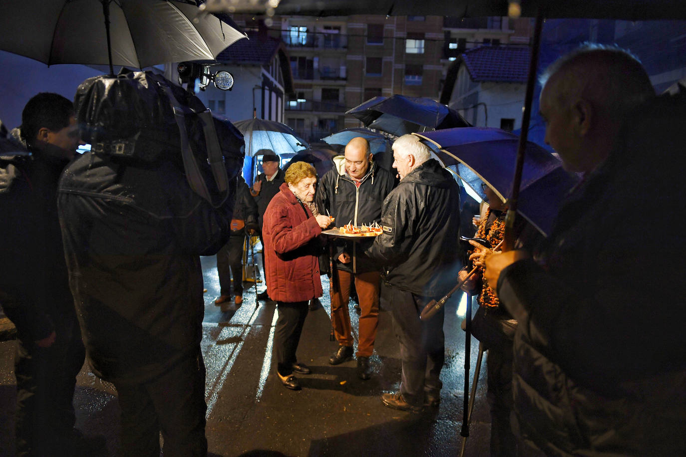 Fotos: Cientos de personas celebran junto a Vitori la victoria frente a los okupas en Repélega
