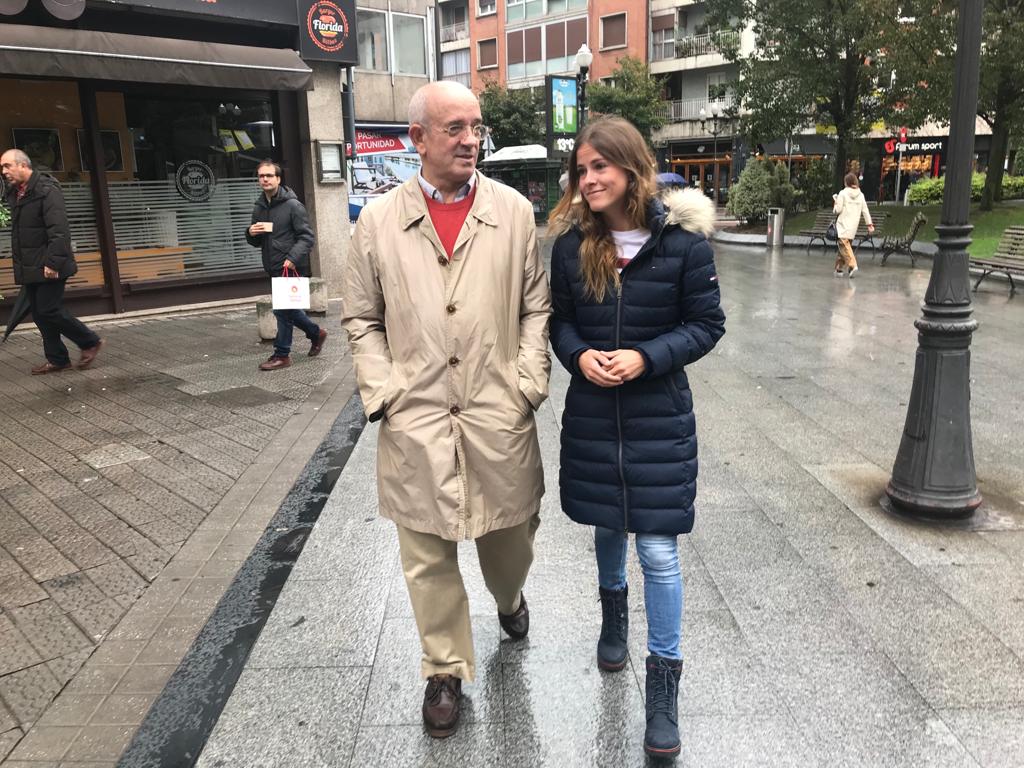 Bea Fanjul da un paseo matutino con su padre. 