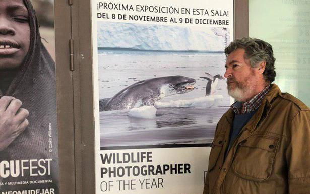 López de Uralde durante su visita a la exposición. 