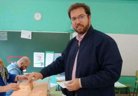 Luis Gordillo, portavoz de Cs Euskadi, ejerce su derecho a voto en Bilbao 