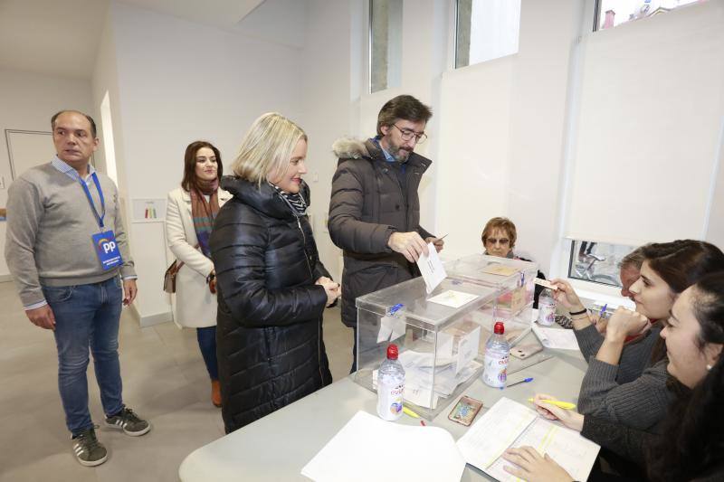 Mari Mar Blanco ha votado por correo, pero ha acompadado a Iñaki Oyarzábal, presidente del PP alavés, a su cita con las urnas.