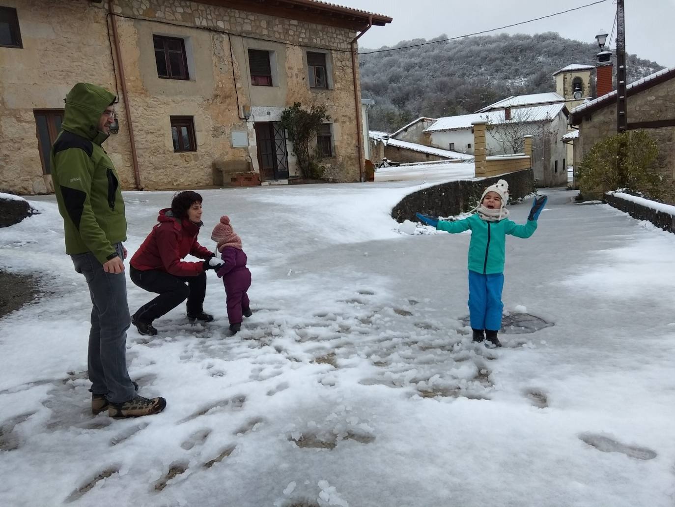 El manto blanco ha hecho que los más pequeños salgan a la calle.
