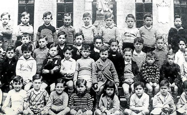 En Marianistas. El escritor aparece en su niñez en la última fila del grupo de alumnos de Marianistas (el tercero por la izquierda). 