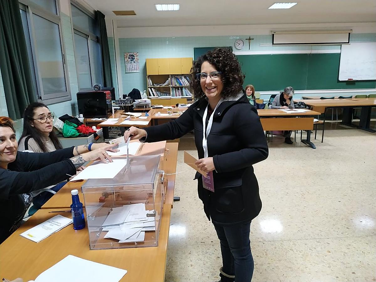 La concajela de Bilbao por Unidas Podemos, Ana Viñals ejerce su derecho a voto.