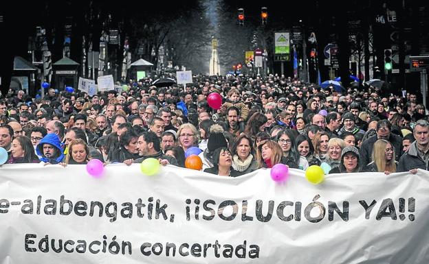 Las familias han protagonizado varias protestas para exigir una solución al conflicto de la concertada. 