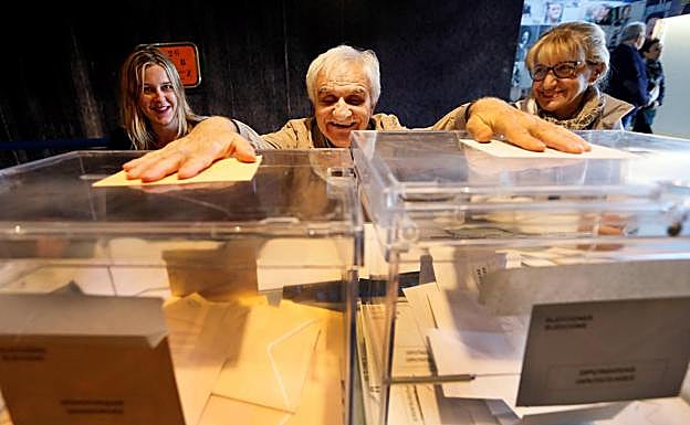 César Puente en la mesa electoral que preside