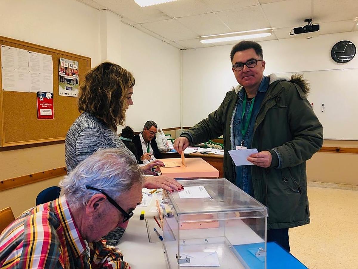 El exalcalde de Getxo Imanol Landa ejerciendo su derecho a voto.