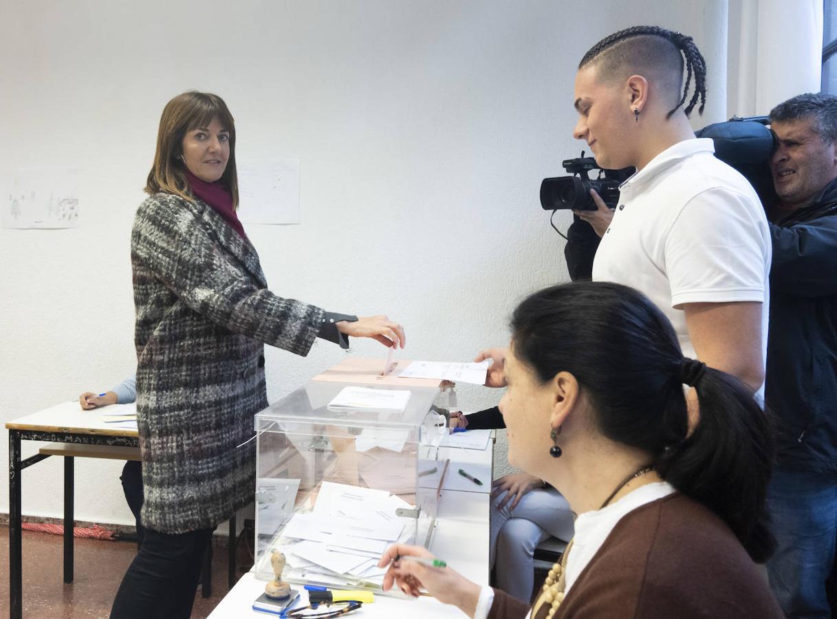 La líder de los socialistas vascos Idoia Mendia vota en Bilbao.