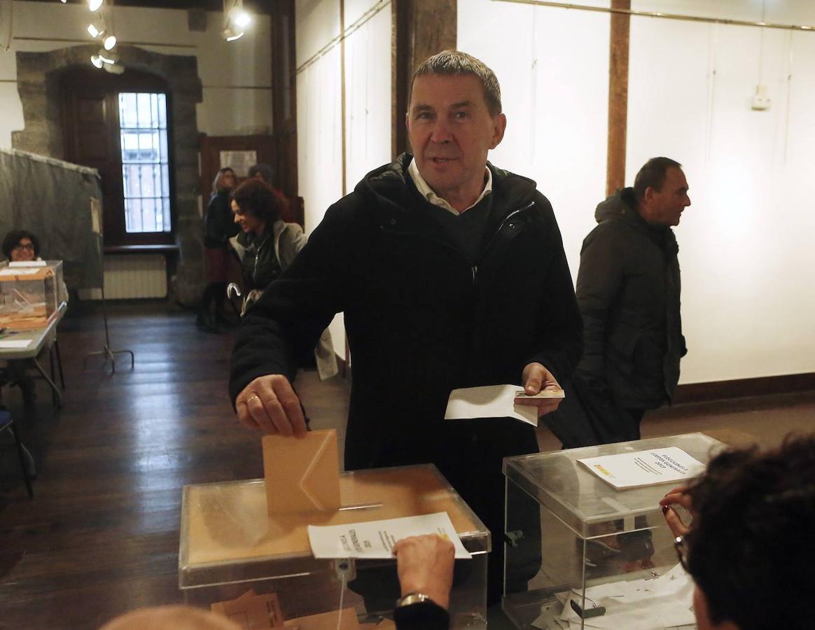El líder de EH Bildu Arnaldo Otegi vota en Elgoibar.