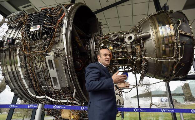 Carlos Alzola, director general de ITP Aero junto a una turbina aeronáutica en la que se ven los accesorios y tubos que rodean al motor y que se fabricarán en la nueva fábrica de Derio, ITP Externals. 