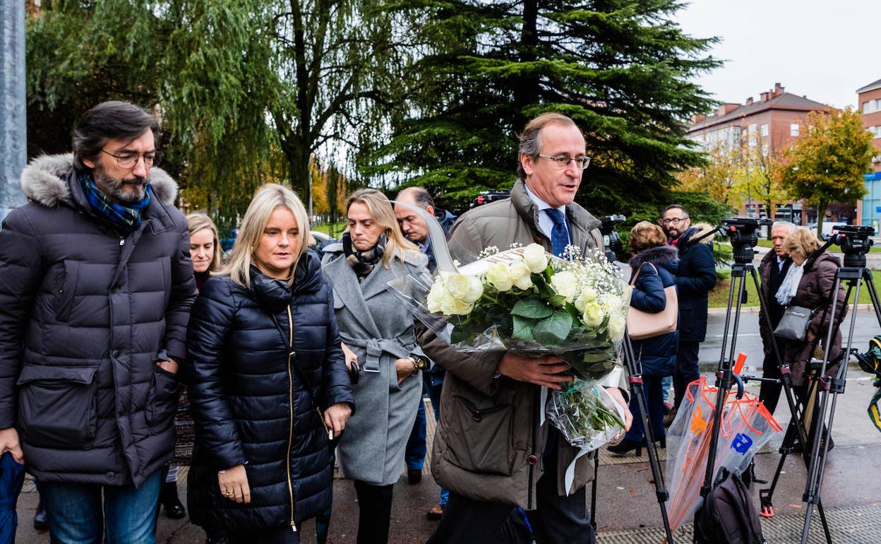 Alfonso Alonso, durante una ofrenda floral en Vitoria este lunes. 