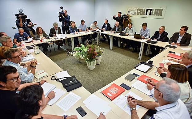 Una de las mesas de negociación celebradas en la sede del Consejo de Relaciones Laborales.