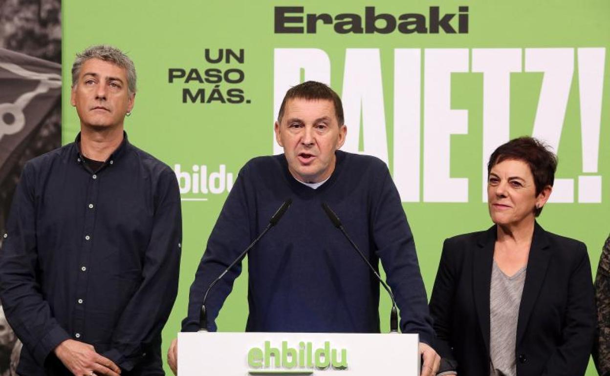 Arnaldo Otegi al valorar este lunes en San Sebastián los resultados electorales de EH Bildu.