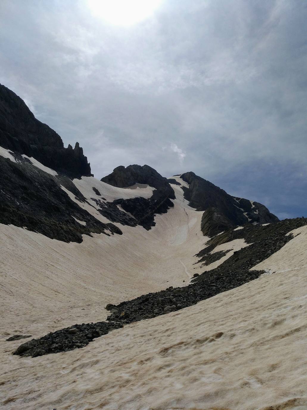 La Escupidera es un corredor de 300 metros y una inclinación máxima de 45 grados. Es uno de los puntos negros de los Pirineos.