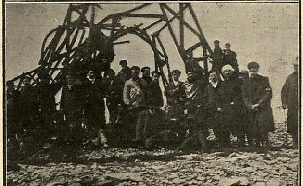 Una de las pocas imágenes que se tienen de la segunda cruz. Foto publicada en la revista 'Novedades', en San Sebastián en 1909.